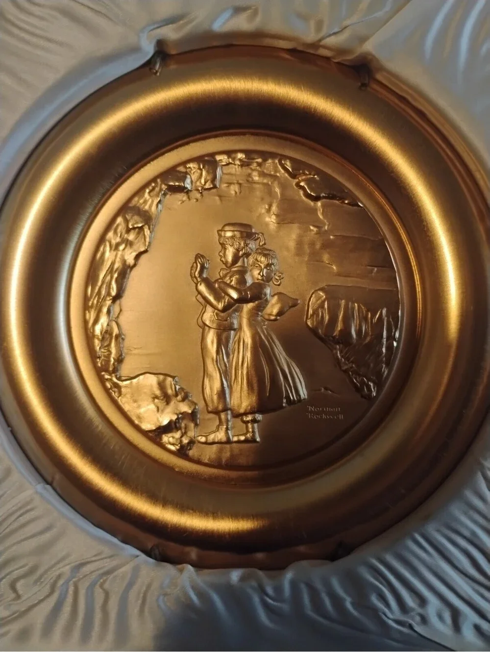 Vintage Gold-Toned Decorative Plaque with Romantic Couple Relief